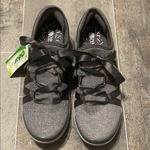 Bzees ribbon toed shoes